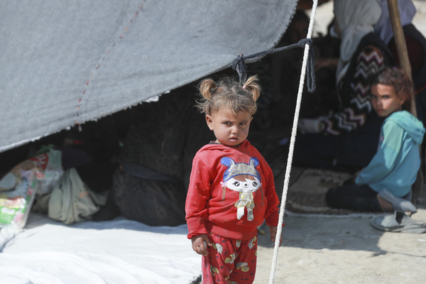 北東部のラッカにある非公式居住区で暮らす子ども。(シリア、2022年9月撮影)
