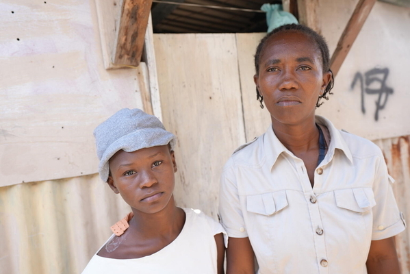 家の近くで銃撃戦があり、家の中で流れ弾に当たり肩を負傷した13歳のバージニアさん。(ハイチ、2023年3月撮影)