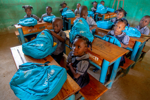 ユニセフ支援のスクール・バックと学用品を受け取る子どもたち。(ハイチ、2023年1月撮影)