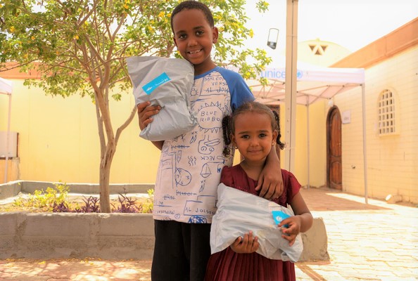 アスワンのバス停に設置されたユニセフの子どもにやさしい空間で、衛生キットを受け取ったスーダンからの難民の子どもたち。(エジプト、2023年5月17日撮影)
