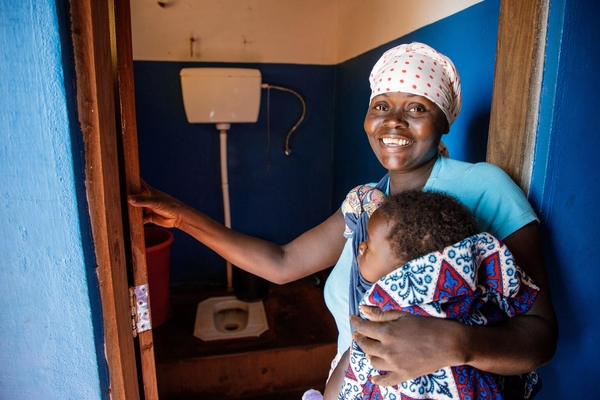 ナンプラ州のモナポにある保健センターのトイレを使用する母親。3カ月前に娘のマティルデちゃんをこの保健センターで出産し、「トイレは清潔で、水道も整っており、きれいな水が飲めて嬉しい」と話す。(モザンビーク、2023年1月撮影)