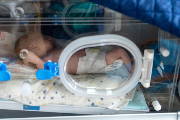 首都キーウ近くにある総合病院で、早産により体重1800gで生まれたため、ユニセフの支援で提供された保育器の中で過ごす赤ちゃん。停電が起きても暖かく安全な場所で過ごすことができている。(ウクライナ、2022年10月撮影)