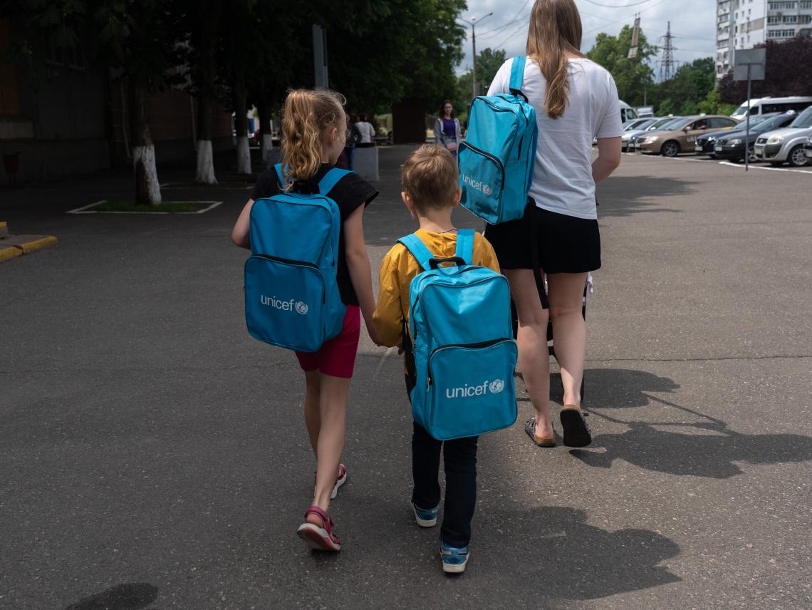 ユニセフの支援物資の一つ、学用品などが詰まったスクール・バッグを受け取った子どもたち（ウクライナ、2023年6月撮影）