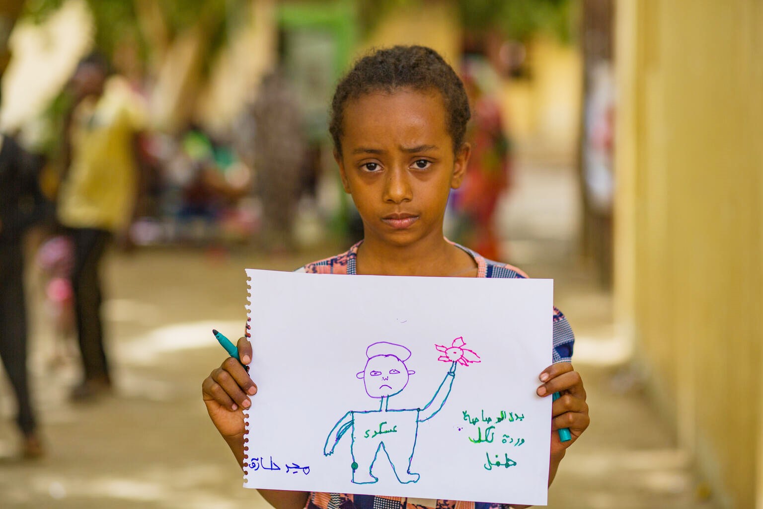 ユニセフの心のケア支援の中で描いた絵を持つマジュド（スーダン、2023年6月3日撮影）