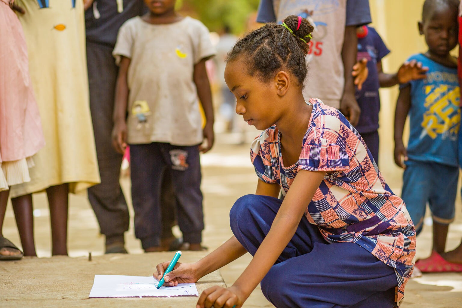 絵を描くマジュド（スーダン、2023年6月3日撮影）