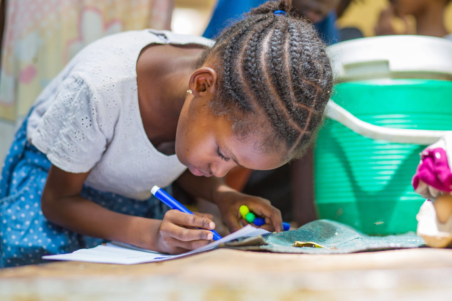 絵を描くファティマ（スーダン、2023年6月3日撮影）