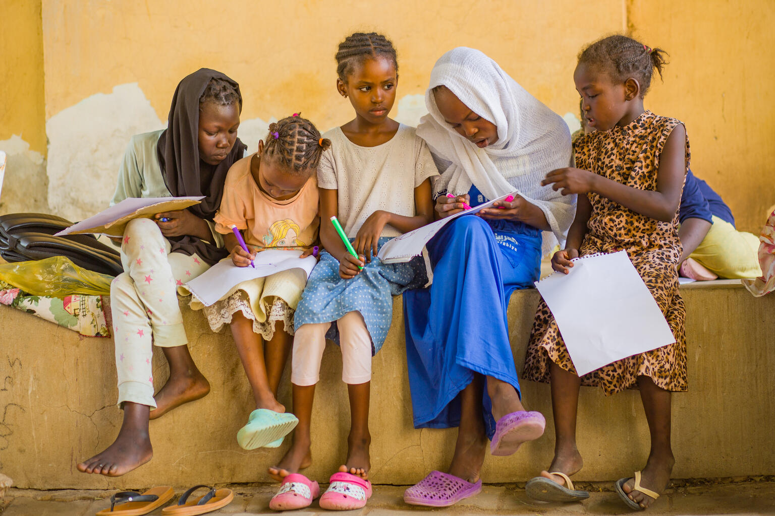 ワドメダニの集会所で、ユニセフの心のケア支援を受ける国内避難民の子どもたち（スーダン、2023年6月3日撮影）