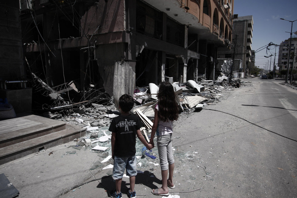 破壊されたガザ地区の自宅前に立つ子どもたち。(パレスチナ、2021年5月撮影)※本文との直接の関係はありません