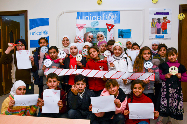 ダマスカス郊外にあるユニセフが支援するセンターで、爆発物の危険について学んだ子どもたち。(シリア、2023年1月撮影)