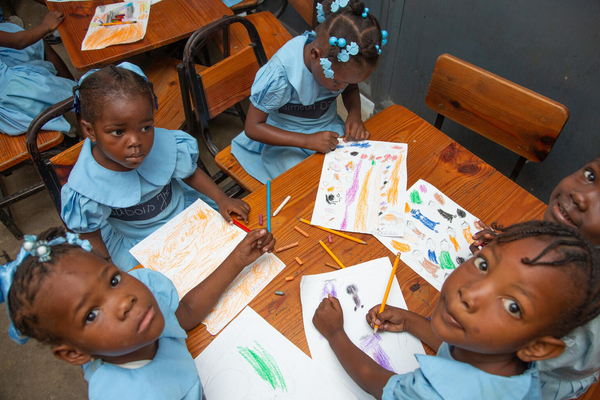 ポルトープランスにあるユニセフなどが支援する学校で、授業を受ける子どもたち。ハイチでは、学校への攻撃や治安悪化、新型コロナ禍、地震により多くの子どもたちが教育の機会を奪われている。(ハイチ、2023年6月20日撮影)