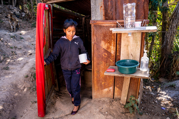 自宅の外にあるトイレを使用する9歳のディナさん。グアテマラでは、57％の家庭にトイレが設置されているが、下水処理システムを利用できる人はわずか7％しかいない。(グアテマラ、2023年3月撮影)