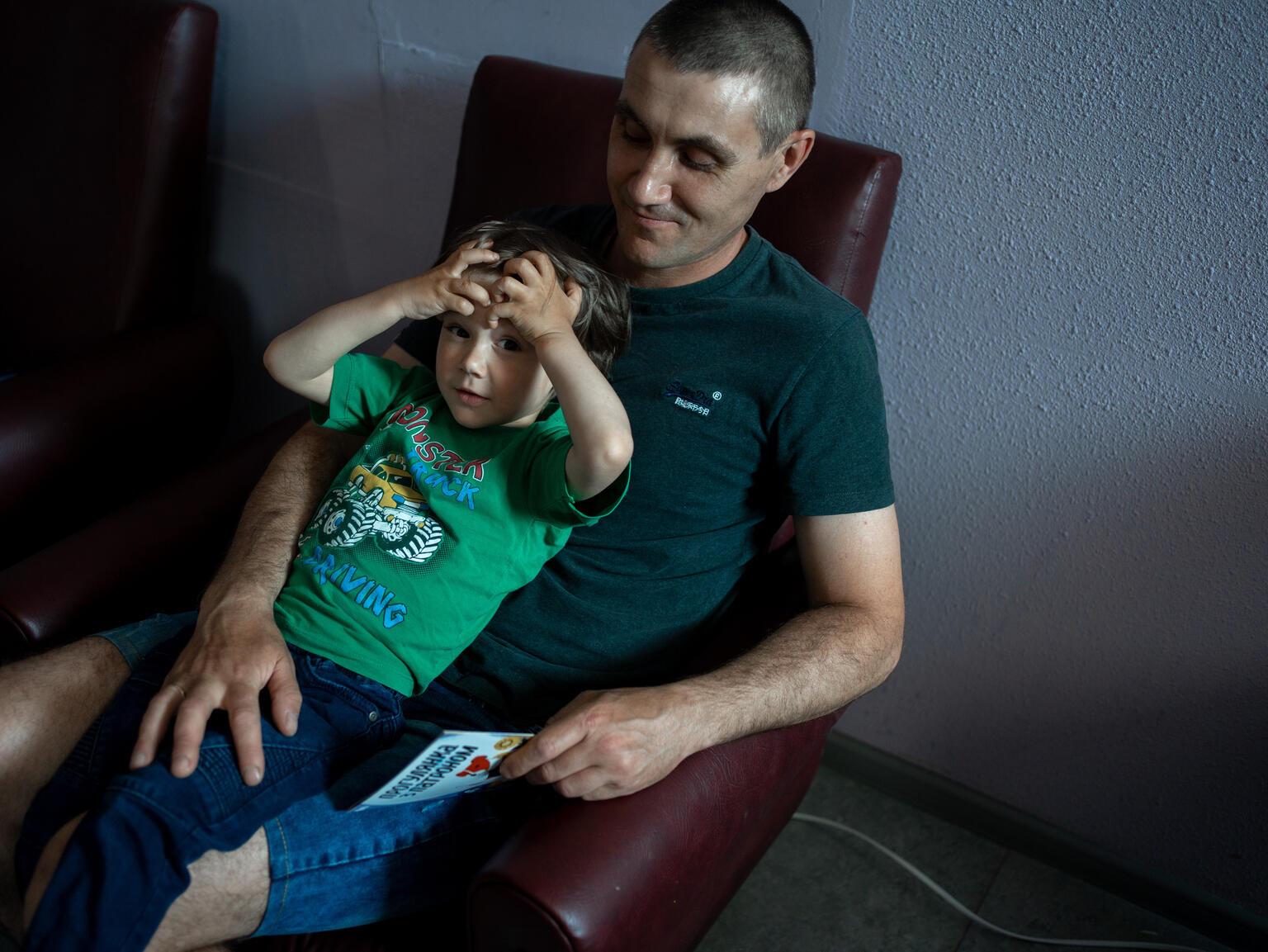 ユニセフの「スピルノ・チャイルド・スポット」で父親とともに列車を待つ3歳のティモフィ。