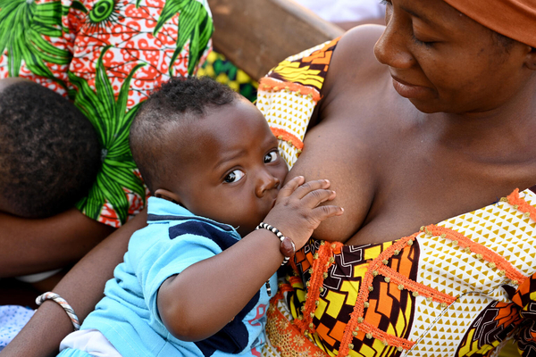 北部コロゴにある保健センターで、赤ちゃんに母乳を与える母親。(コートジボワール、2023年3月9日撮影)