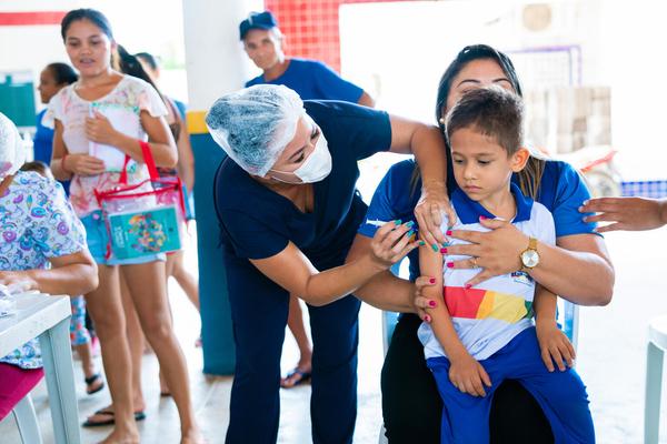 就学前教育センターで、三種混合(DTP)ワクチンの予防接種を受ける4歳のサムエルちゃん。これまでに3回の接種機会を逃してしまっていたが、無事DTPの予防接種を受けることができた。(ブラジル、2023年3月撮影)