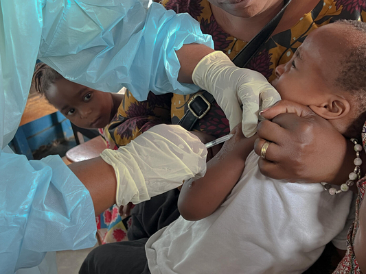 ゴマで行われたユニセフが支援するはしかの予防接種キャンペーンで、ワクチン接種を受ける子ども。(コンゴ民主共和国、2023年5月撮影)