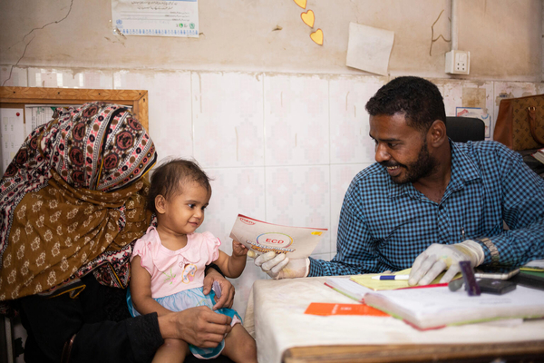 シンド州カラチにある総合病院の予防接種拡大プログラムによる最後のMMRワクチン(はしか、おたふく風邪、風疹)の予防接種を受けた1歳のゾーヤちゃん。(パキスタン、2023年4月撮影)