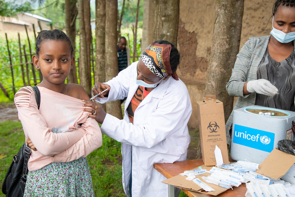 HPV(ヒトパピローマウイルス)の予防接種を受ける12歳のベザウィトさん。(エチオピア、2023年5月撮影)