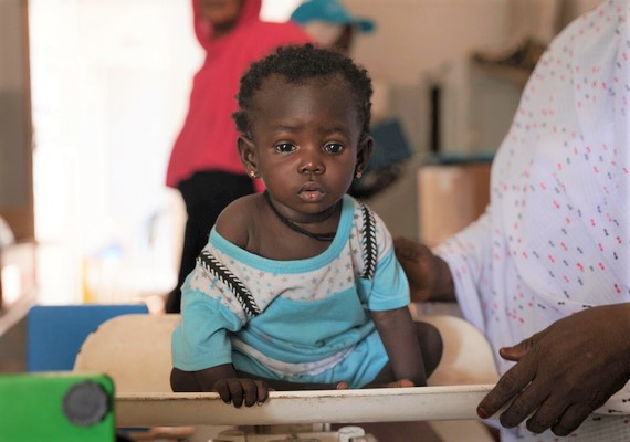 保健センターで週次の検診を受ける、生後9カ月のナスラちゃん。栄養不良と診断され、2週間前に治療を受けてから、今は回復傾向にある。(スーダン、2023年7月4日撮影)