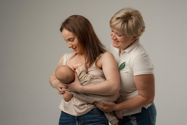 専門家から母乳育児についてアドバイスをもらう母親。(モルドバ、2023年7月27日撮影)