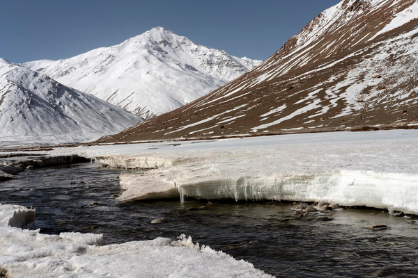 ヒマラヤ山脈の北部にある、ザンスカール渓谷の川の氷河が解けている様子。世界では、4億人が山の氷河の水を頼りにしているが、ヒマラヤ山脈の一部は干上がってしまっている。(インド、2022年3月撮影)