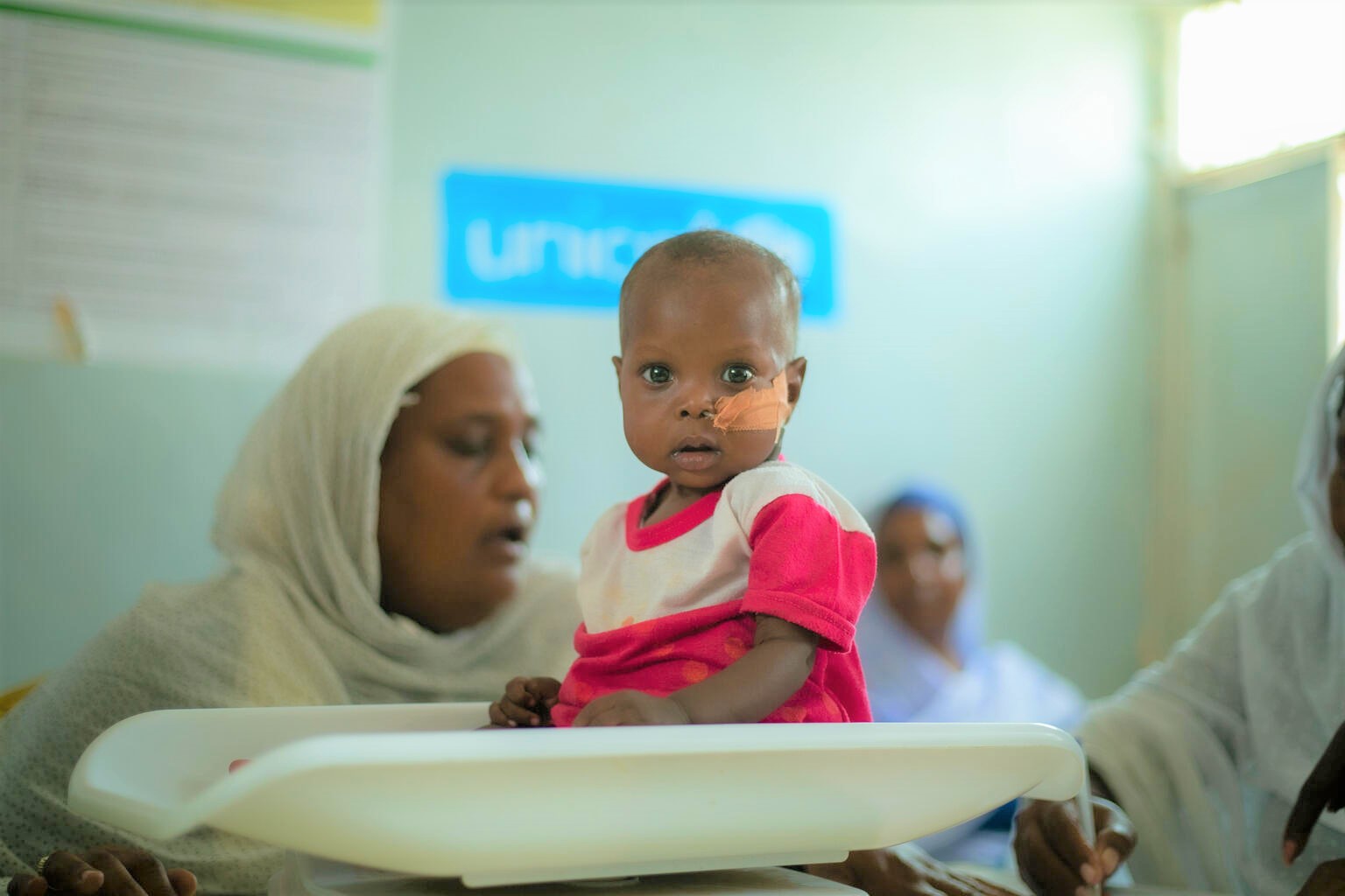 ワドメダニ病院で体重を測定し、栄養不良の検査を受ける子ども。(スーダン、2023年8月10日撮影)