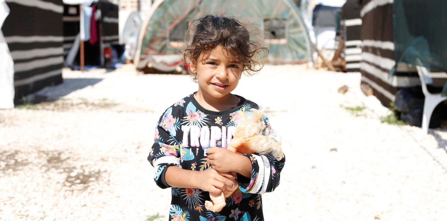 トルコ南東部を襲った2つの壊滅的な地震の後、ハタイにある仮設の避難場所でおもちゃを手にする女の子（トルコ、2023年5月1日撮影）