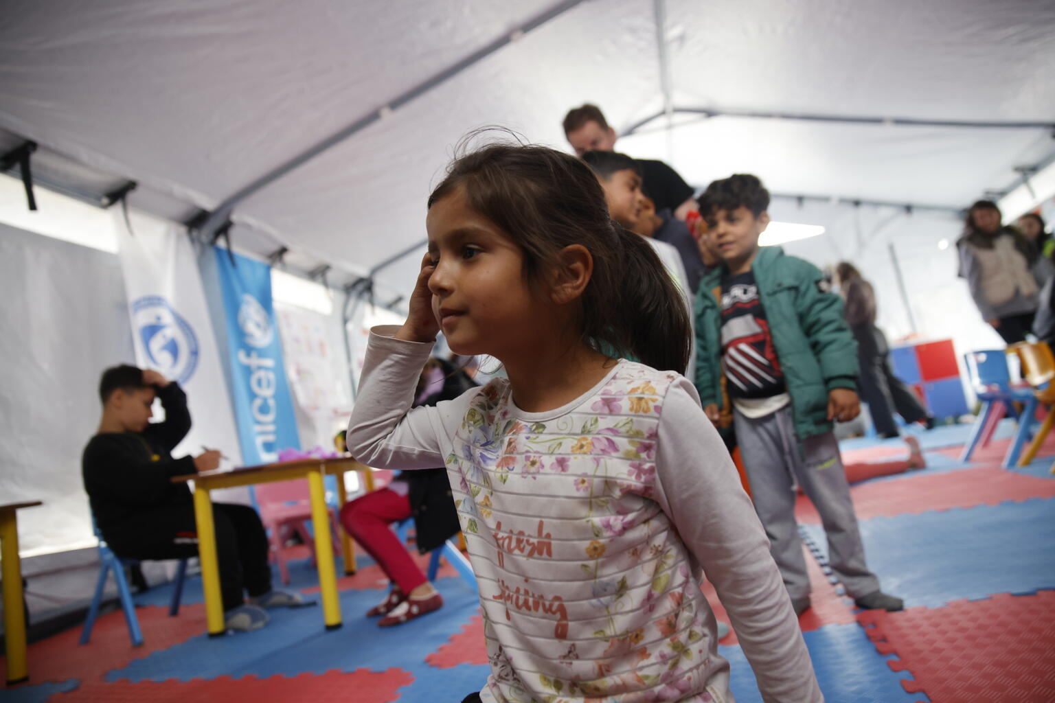地震の被害に遭ったハタイにユニセフが設置した「子どもにやさしい空間」で遊ぶ子どもたち。（トルコ、2023年4月5日撮影）