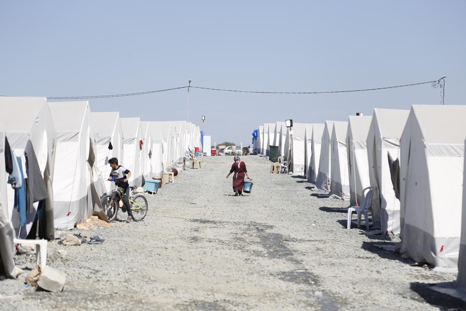 ハタイのSelam Camii一時避難所に並ぶテント式住居（トルコ、2023年4月3日）