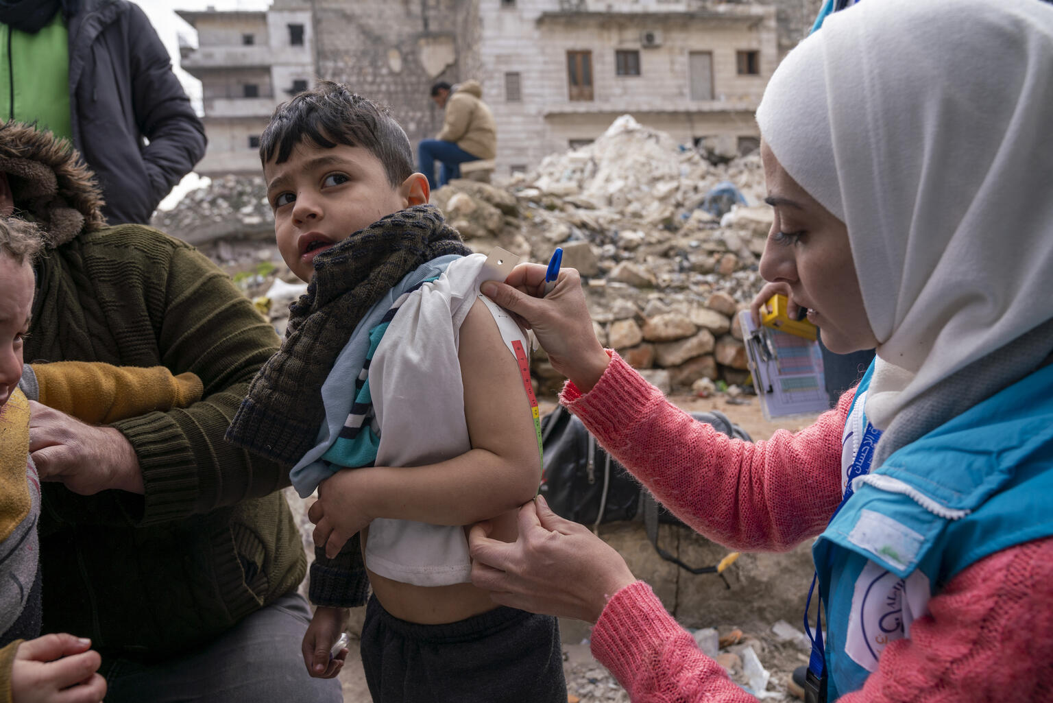 地震の被害を受けたアレッポ北部のアルサルヒーン地区で、緊急対応の一環として、5歳未満の子どもたちの栄養状態のチェックを行う、ユニセフの移動保健チーム（シリア、2023年2月10日撮影）