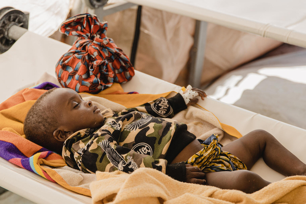 北キブ州のユニセフが支援するコレラ治療センターで、治療を受ける子ども。(コンゴ民主共和国、2023年4月3日撮影)