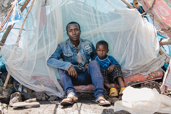 北キブ州の難民キャンプに逃れた親子。父親はコレラに感染したが、ユニセフの治療を受け回復した。(コンゴ民主共和国、2023年4月3日撮影)