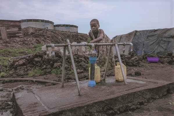 ゴマの西部にあるBulengoキャンプで、ユニセフによって設置された水道から水を汲む子ども。(コンゴ民主共和国、2023年7月21日撮影)