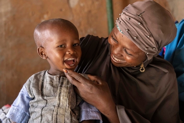 重度の急性栄養不良から回復し、自宅で祖母と元気に遊ぶ1歳のラウアリちゃん。(ニジェール、2023年6月撮影)