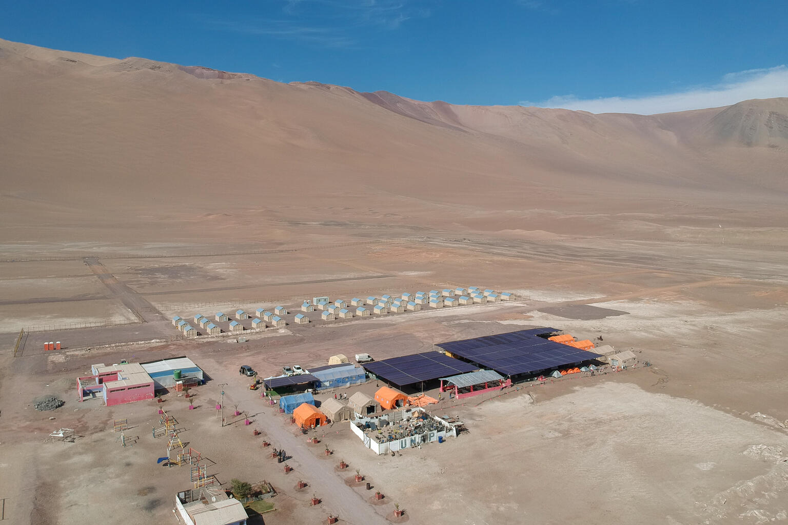 イキケのロビトス海岸にある移民家族向け避難所を空から見た様子（チリ、2022年4月26日）