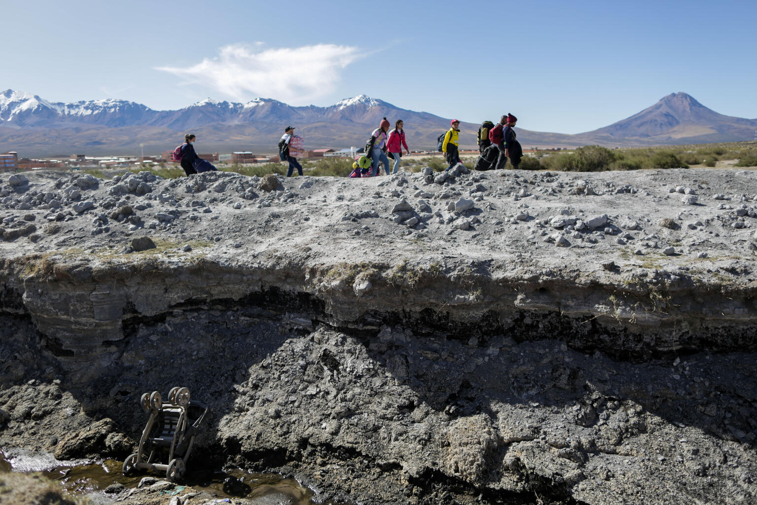 国境を歩いて越えてコルチャネにたどり着いた家族（チリ、2022年4月27日撮影）