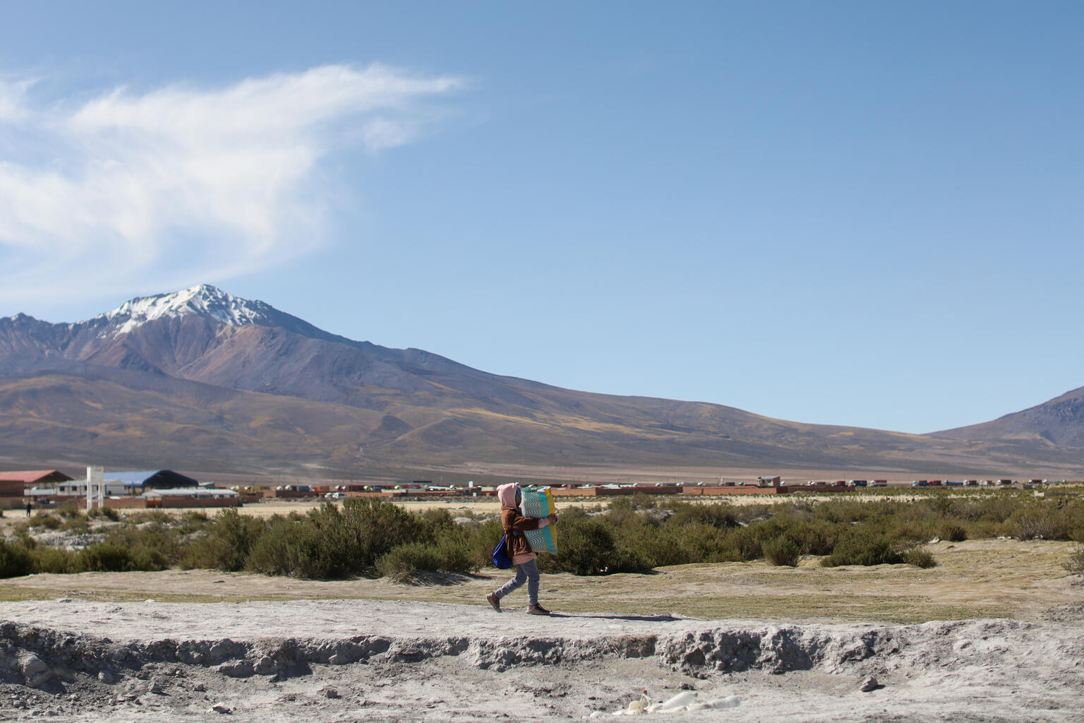 チリ－ボリビア間の国境にそって歩く子ども（チリ、2022年4月27日撮影）