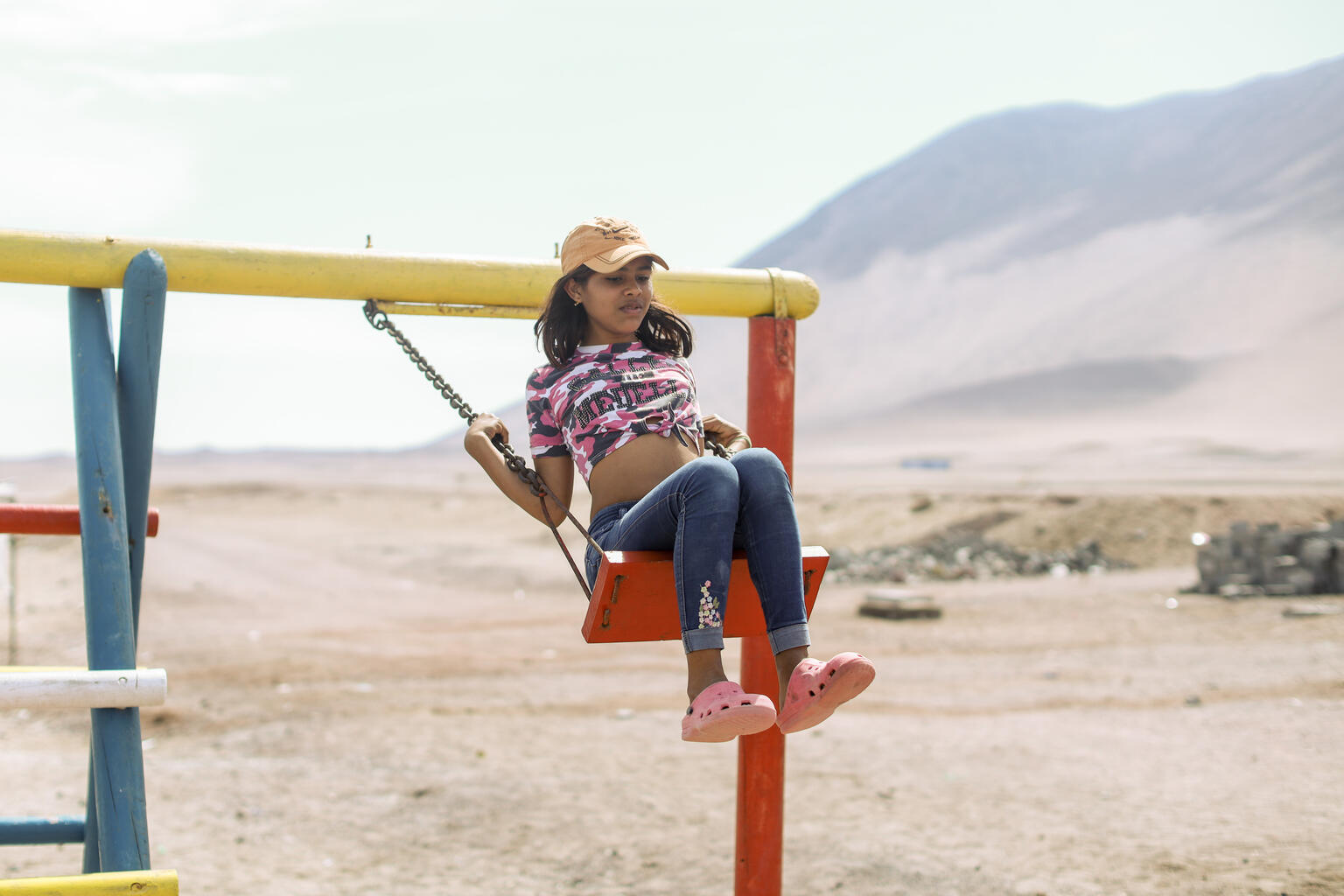 イキケにある、移民家族のための避難所に設置されている遊具で遊ぶ、ジャネリスさん（13歳）（チリ、2022年4月26日撮影）