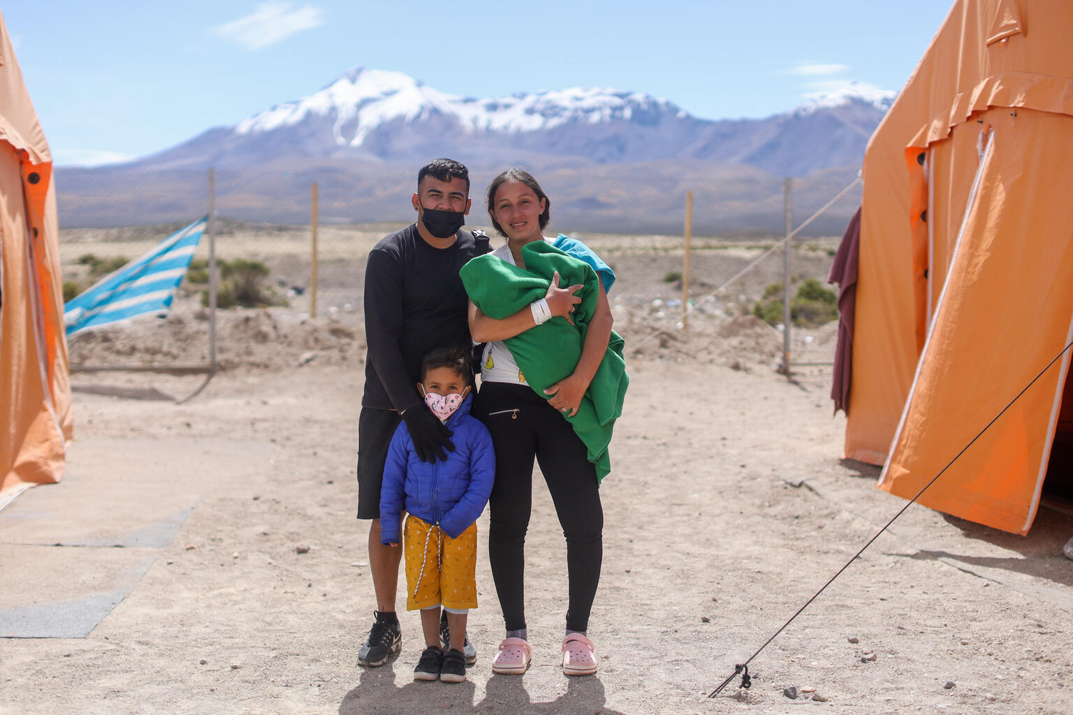アンドレリスさん（21歳）、パートナーのレニーさん（22歳）、息子のホナス（4歳）とダミアン（生後1カ月半）の家族（チリ、2022年4月27日撮影）