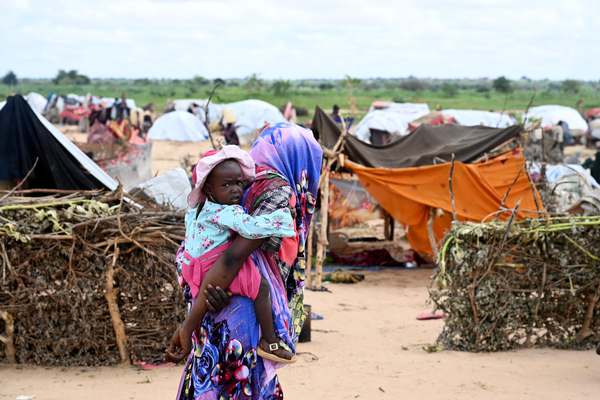 スーダンとの国境に近い、チャドのアドレにある避難所で暮らす親子。(チャド、2023年8月10日撮影)