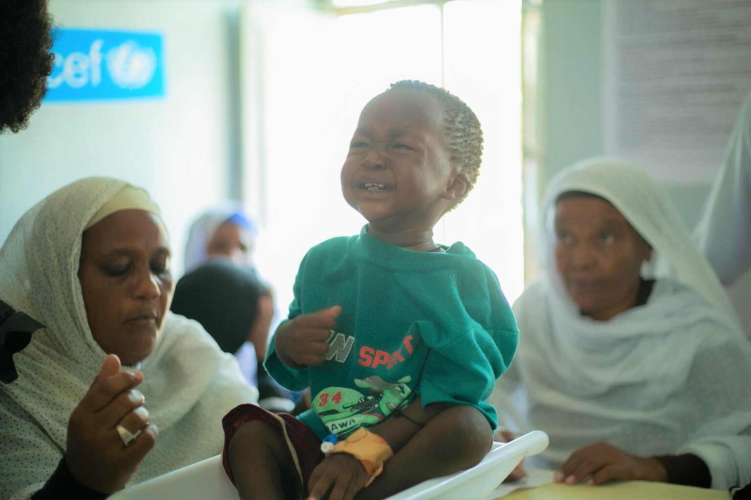 ワドメダニ病院で体重を測定し、栄養不良の検査を受ける子ども。(スーダン、2023年8月10日撮影)