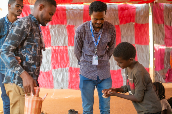 ワドメダニの国内避難民キャンプで、石けんを使った正しい手洗いを学ぶ子ども。(スーダン、2023年8月15日撮影)