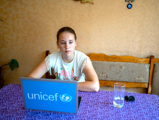 新学期が始まる中、ユニセフから受け取ったパソコンで、もう1年オンライン学習を受ける準備をする12歳のビクトリアさん。「戦争が始まってから1年半、同級生に会っていないです」と話す。(ウクライナ、2023年8月6日撮影)