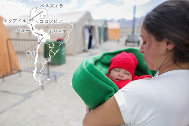 チリのコルチャネにあるユニセフが支援する移民家族のための一時受け入れセンターで、息子のダミアンと歩くアンドレリスさん（チリ、2022年4月27日撮影）