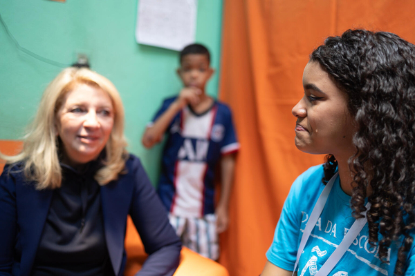 もっとも暴力的な地域のひとつのイブラ地区近郊で暮らすジャミリさん。この地域で生活する困難さについてユニセフ事務局長のキャサリン・ラッセルと話している。(ブラジル、2023年8月31日撮影)