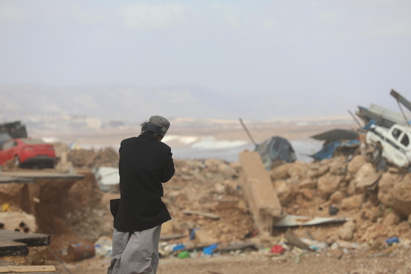 洪水により破壊された自宅や町の光景を前に、何時間も立ち尽くす男性。(リビア、2023年9月13日撮影)