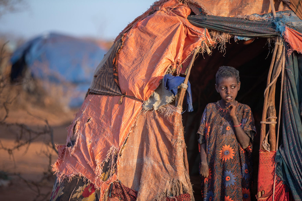 干ばつの影響により、ソマリ州の国内避難民キャンプに家族と逃れた9歳のリナさん。(エチオピア、2023年3月撮影)
