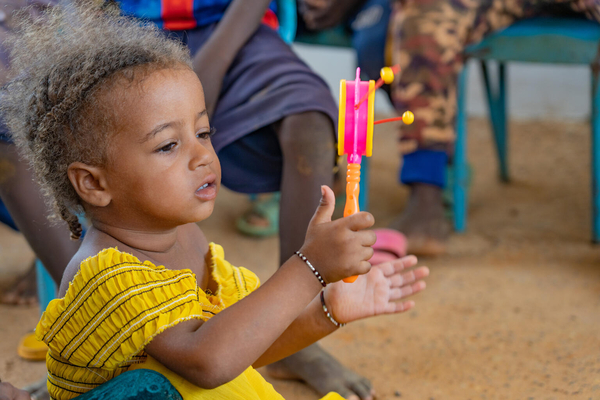 バワ国内避難民キャンプ内にある子どもにやさしい空間で遊ぶ子ども。紛争の影響を受け、避難した子どもたちに心のケアを提供している。(マリ、2023年8月29日撮影)