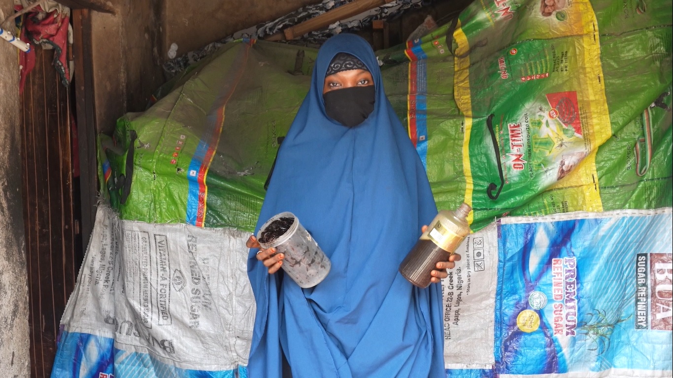 ユニセフのパートナーと地元州政府の働きかけにより、14歳のときに武装グループから解放されたアミーナさん(仮名)。武装グループにいた時は、料理を作らされたり、言葉の暴力を受けたりしていた。解放後はカウンセリングや職業訓練を受け、香水の作り方を学び生計を立てている。(ナイジェリア、2023年8月18日撮影)