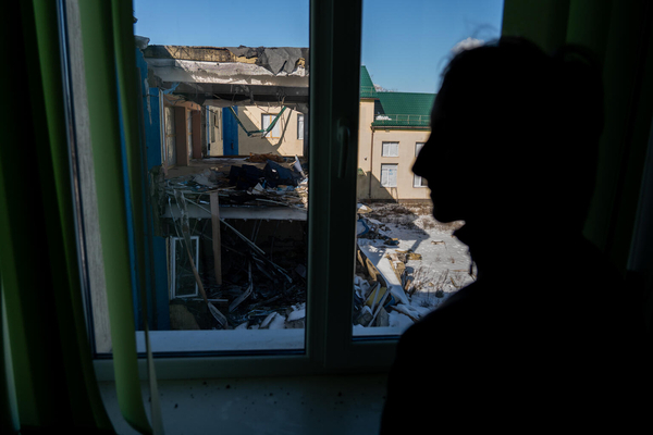ドネツク州のリマンで、破壊された建物を窓から眺める子ども。(ウクライナ、2023年2月撮影)※本文との直接の関係はありません