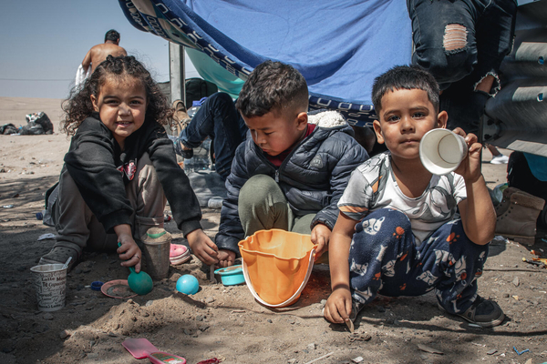 チリとペルーの国境付近には、子どもを含む多くの移民が留まる。主にベネズエラからの移民で、入国や通過を許可する書類がないため、移動を続けられずにいる。(ペルー、2023年5月撮影)